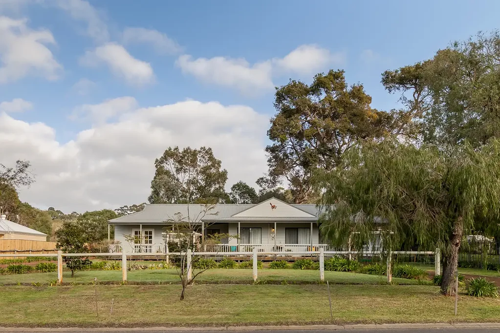Dunsborough 4房  Cottage home on supersized block with town conveniences