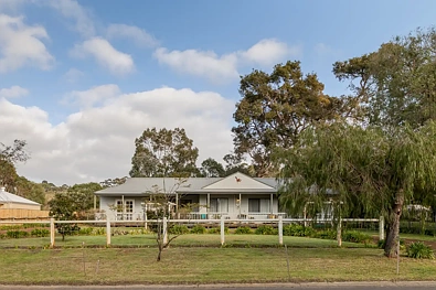 Dunsborough 4房  Cottage home on supersized block with town conveniences