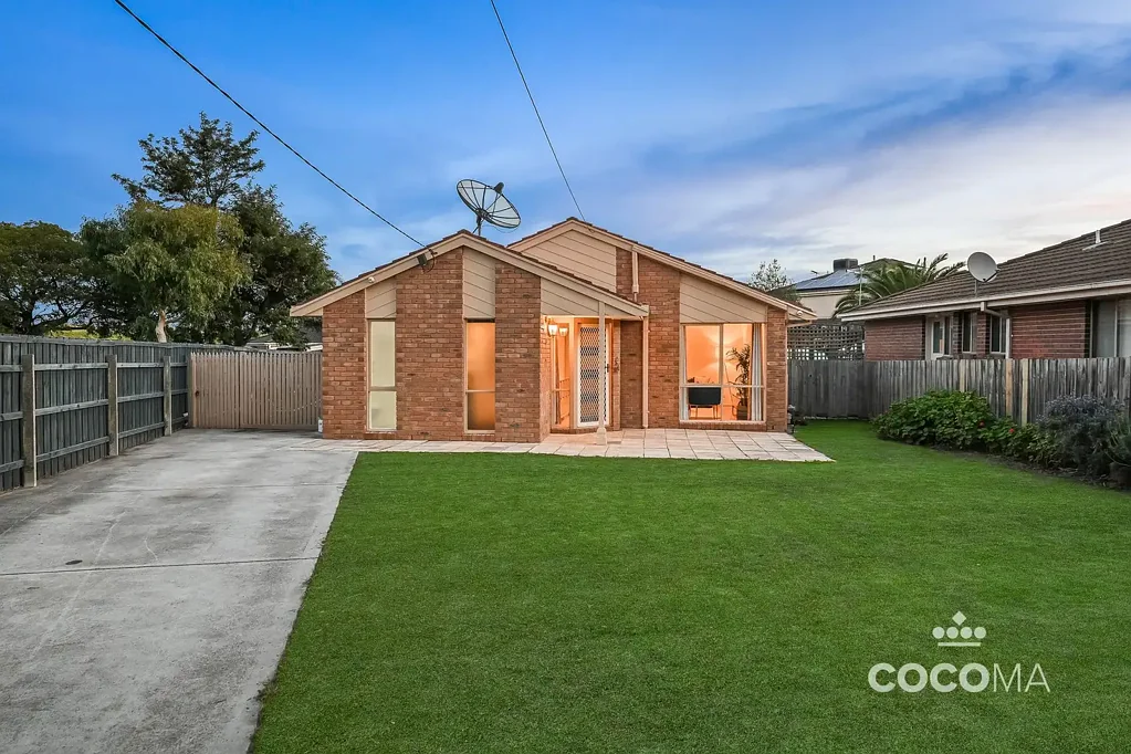 Springvale South 3Moenga Family Space, Court Privacy and an Entertainer’s Lifestyle