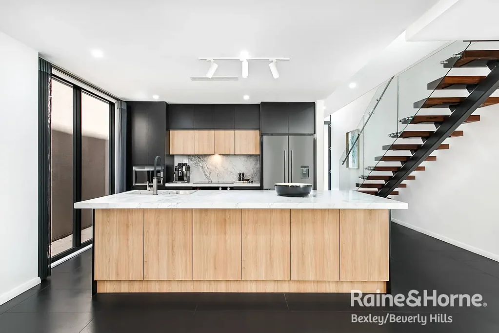 Marrickville 4कमरा Sleek architectural Torrens Title duplex of superior style and quality in superb lifestyle setting Currently Returning $1,800.00 P/W