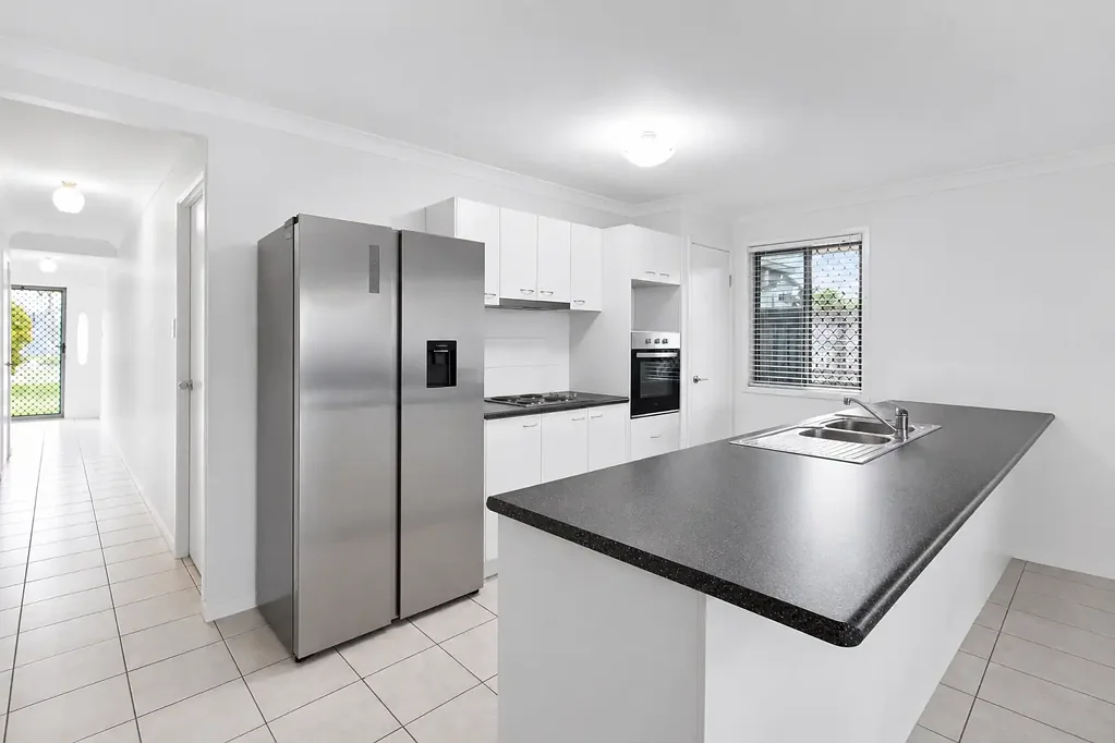 Deception Bay 4房 Deception Bay便捷一角 506m²全围栏地块 四卧双卫 双车位锁闭车库 开放式厨餐区 主卧带套间 Modern Family Living on a Low-Maintenance 506m2 Block