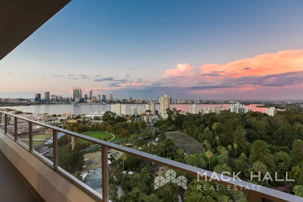 PANORAMIC VIEWS OF RIVER AND ZOO -WITH TWO CAR BAY