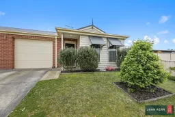 16 Discovery Boulevard, Moe