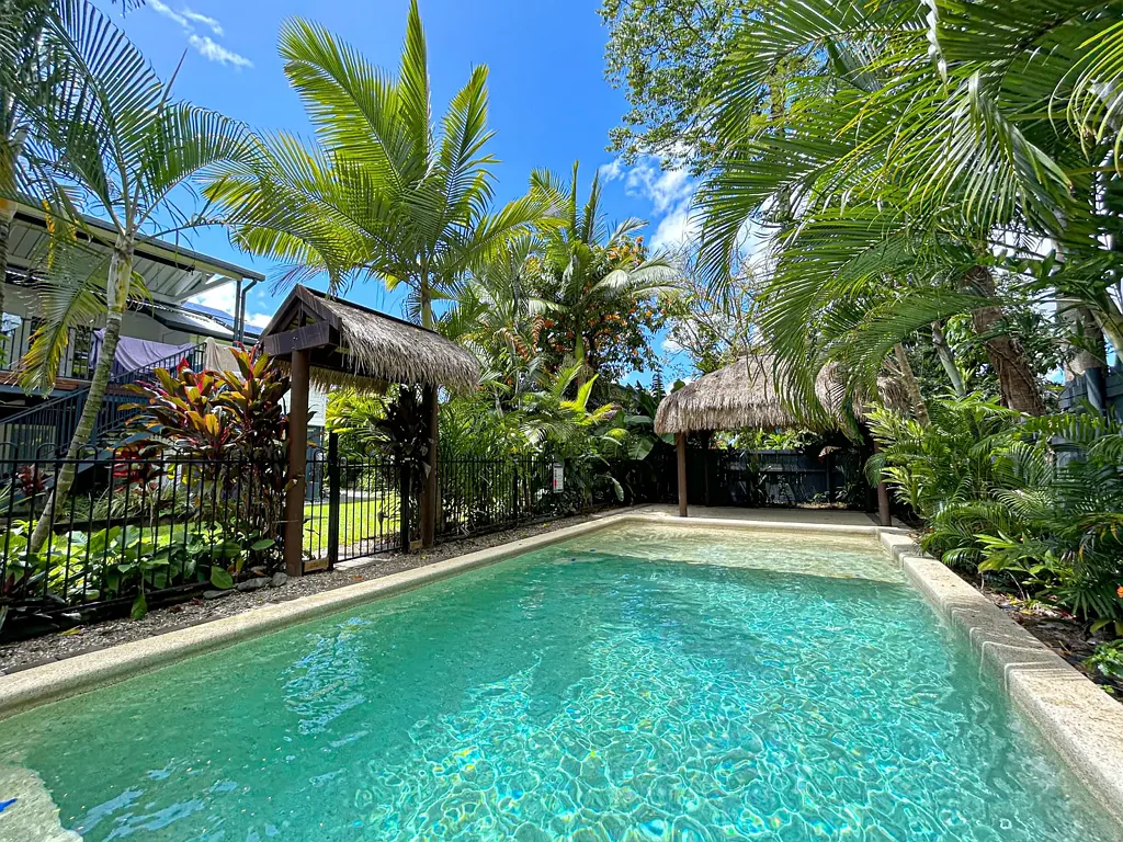 WHITFIELD OASIS - 2 BEDROOM FULLY FURNISHED DOWNSTAIRS UNIT - WATER & GARDEN MAINTENANCE INCLUDED !