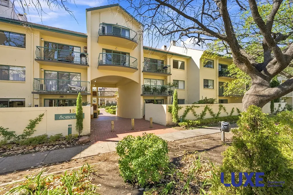 Light and bright apartment in the heart of Kingston!
