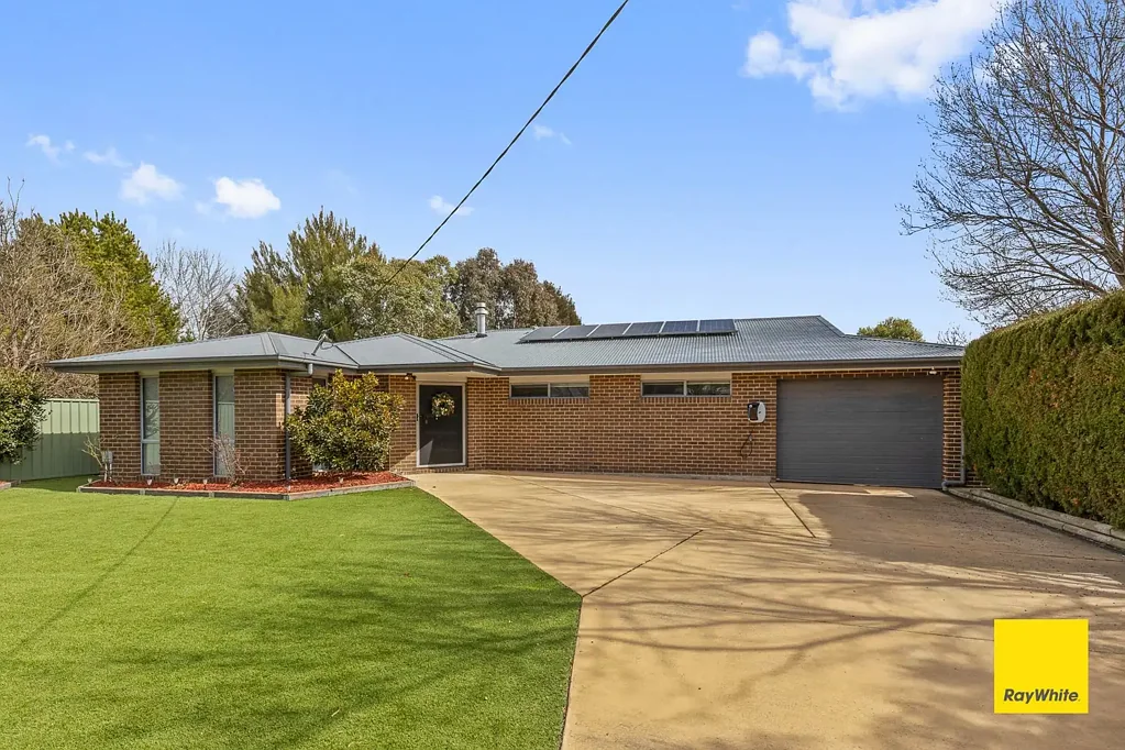 Bungendore 4 Bedroom Spacious Modern Family Home on 1733m²: Pool, Shed & Endless Potential