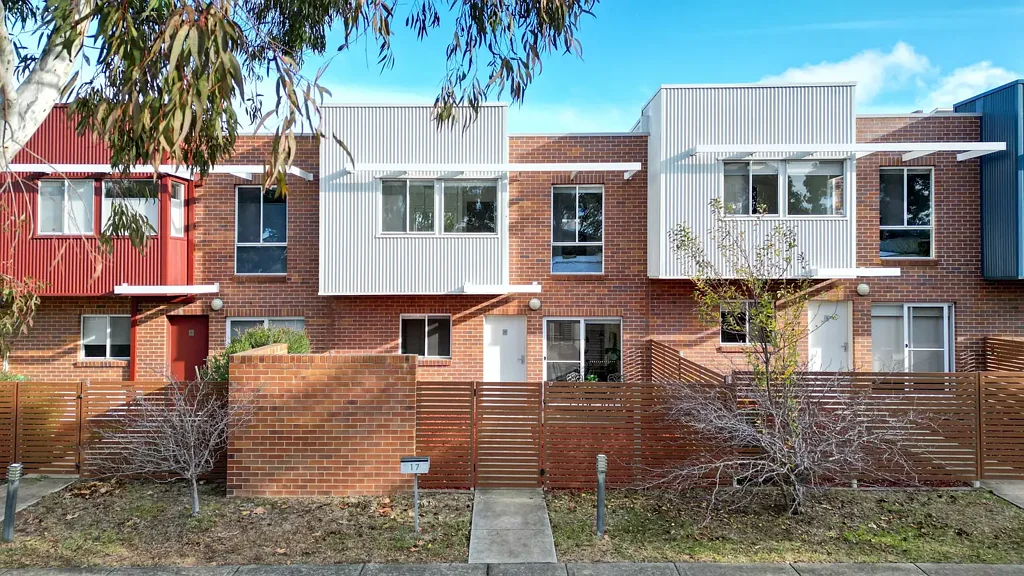 Bruce 2Moenga Stylish & Spacious Townhouse in a Prime Bruce Pocket