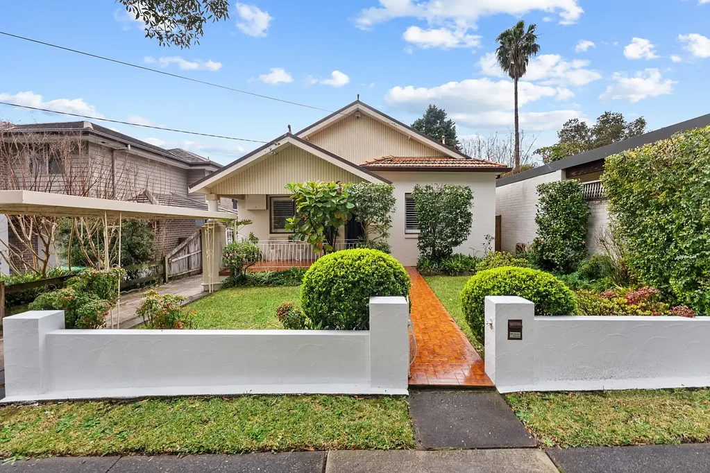 Russell Lea 3 Slaapkamer Space, Character & an Exceptionally Flexible Floorplan