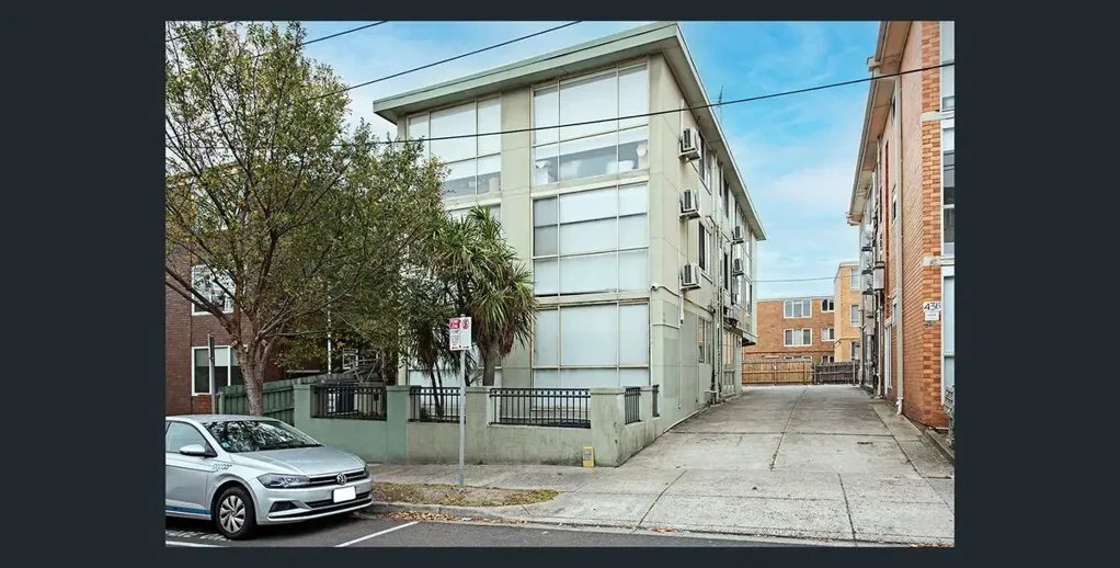 St Kilda 1chambre GROUND FLOOR APARTMENT!