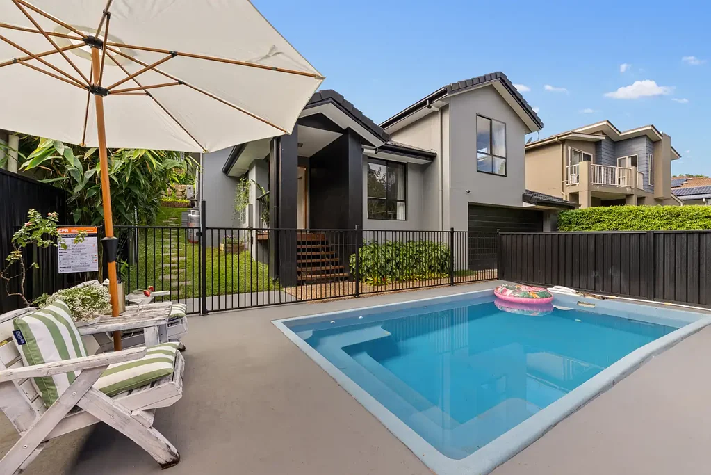 Pacific Pines 4 Slaapkamer THE COMPLETE FAMILY PACKAGE - Pool, Deck and a Prime Reserve-Facing Position!