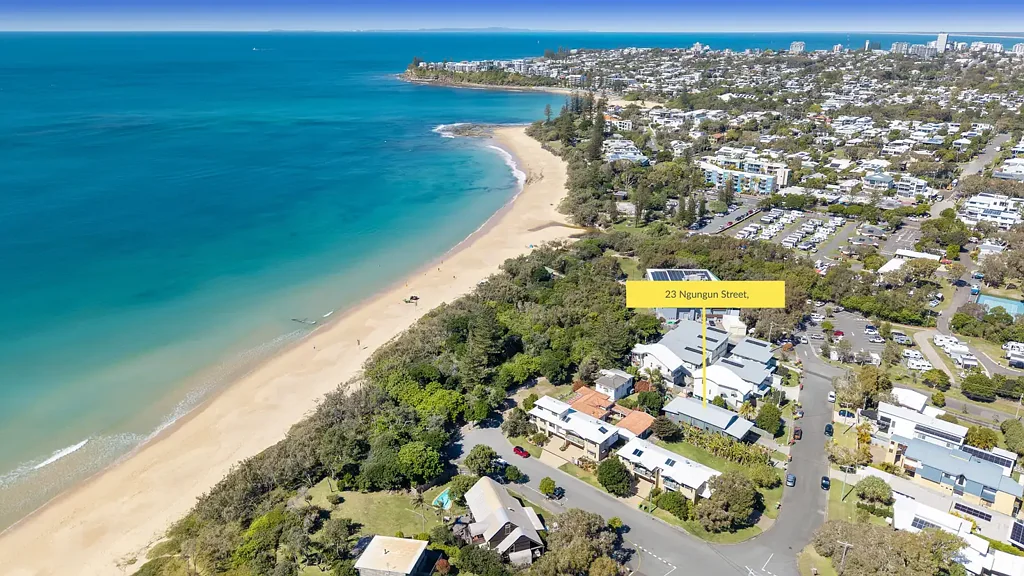 Dicky Beach 6房  Dicky's Best Beach House: Coastal Luxury Meets Income Potential