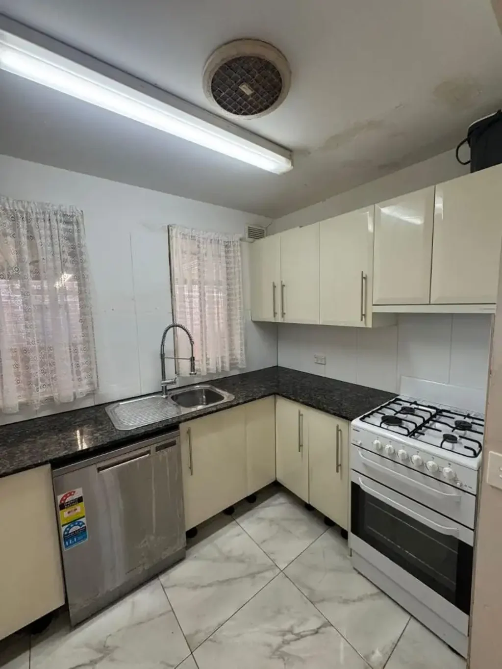 3 Bedroom, 1 Bathroom, 1 Extra Toilet
