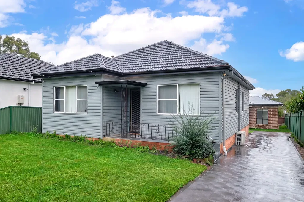 Greenacre 5બેડરૂમ Dual Income Opportunity – Renovated Home & Brand-New Granny Flat