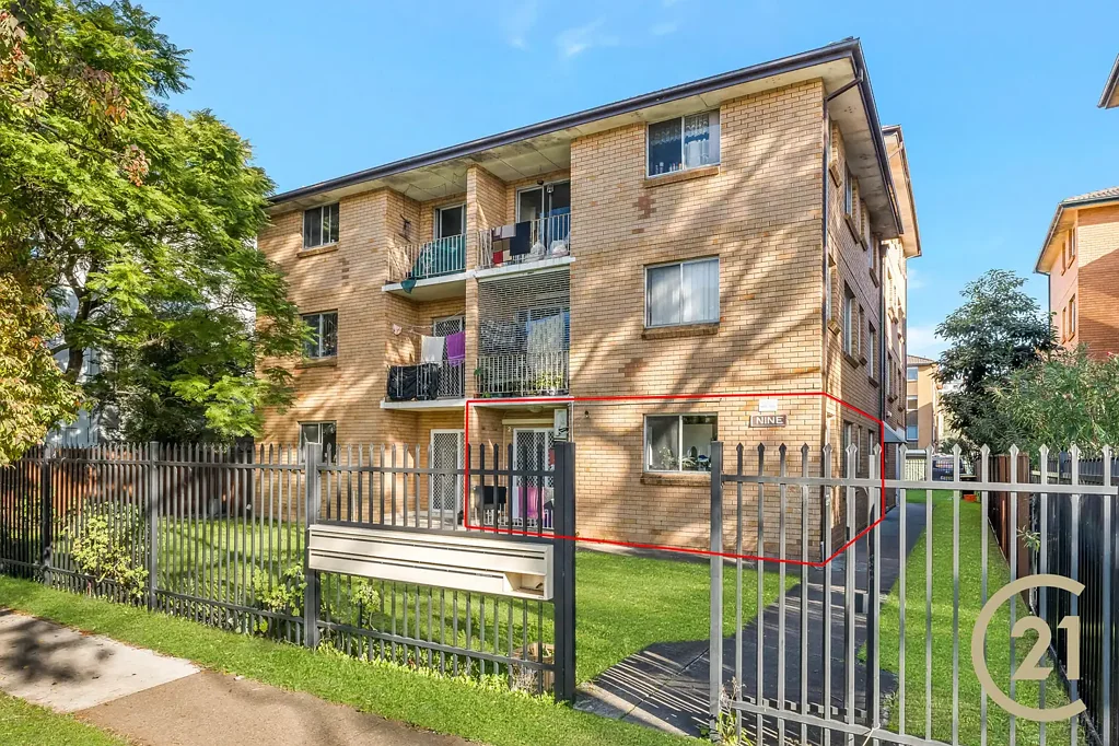 Warwick Farm 2房 中心地带低维护 2卧带柜 开放生活 Caesar石厨 街道阳台 车位自持 RARE GROUND FLOOR APARTRMENT