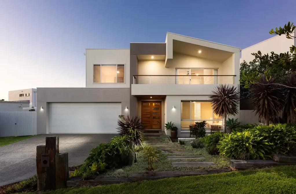 STUNNING BEACHSIDE FAMILY HOME-STROLL TO THE BEACH
