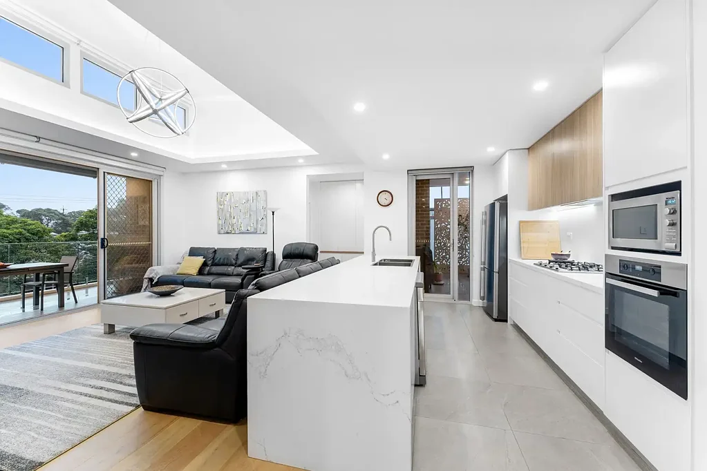 Hurstville 3બેડરૂમ House-Sized Apartment with 3 Courtyards in Boutique Block of 9