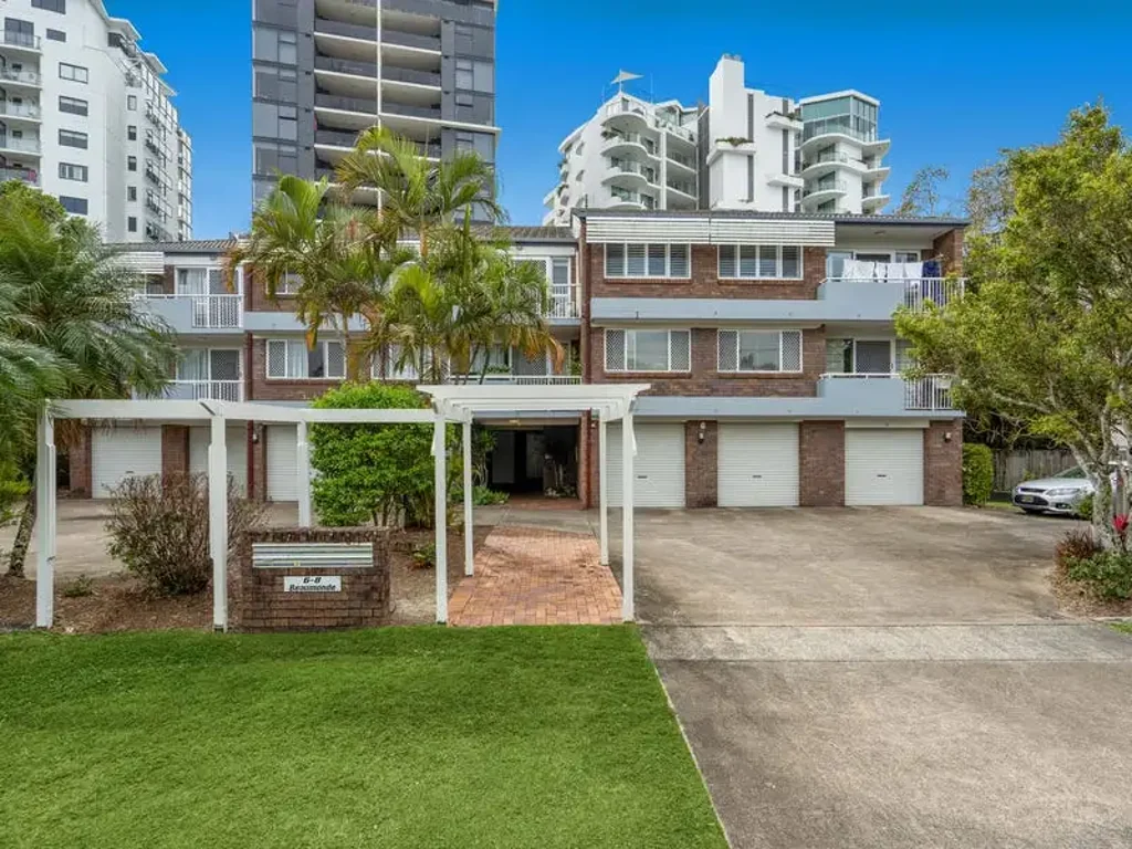 Top Floor 3 Bedroom Unit 1 Block From The Beach!