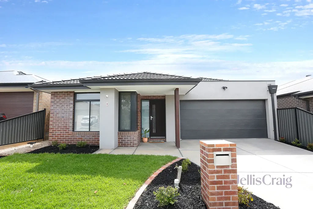 Stylish Family Living in a Serene Court Location