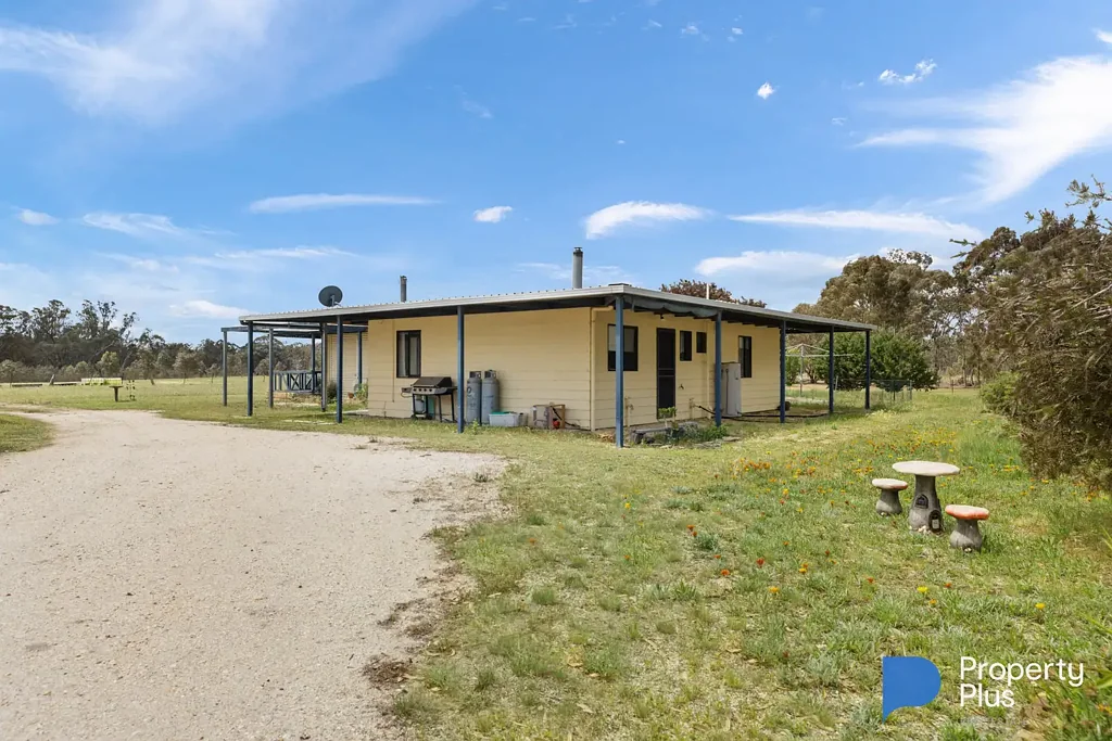 Betley 4房  2 Homes, 3 Dams, 2 Sheds - What an Opportunity!