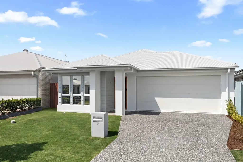 Palmview 4 Slaapkamer Four bedroom home with swimming pool in the sought-after Village Green pocket!  - REF: 4405
