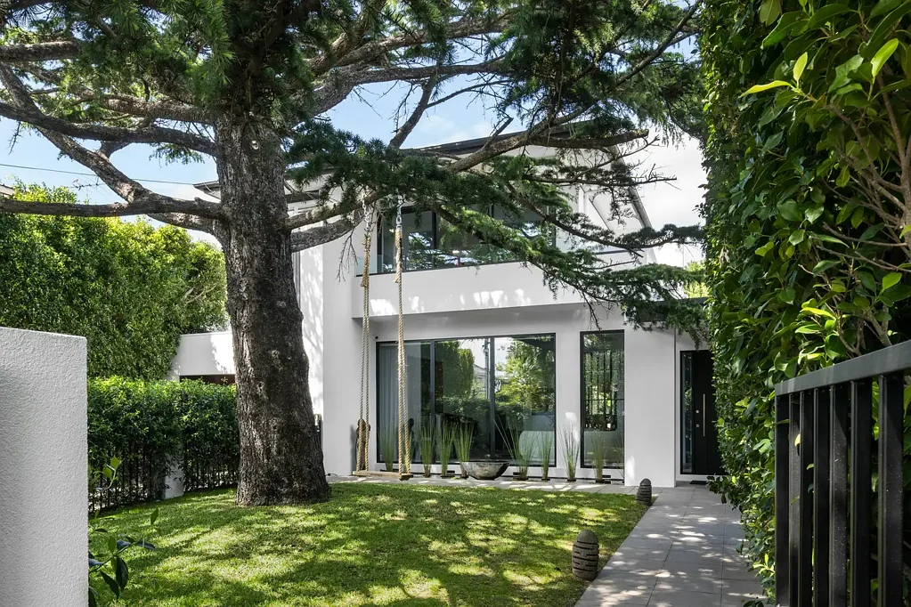 Brighton East 4Zimmer Luxury Redefined in Serene Garden Setting