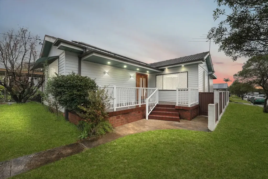 Merrylands 3ਬੈੱਡਰੂਮ CORNER BLOCK, DUAL RESIDENCE - OPEN TO VIEW SAT 06/09/2025 @ 4-4.30PM
