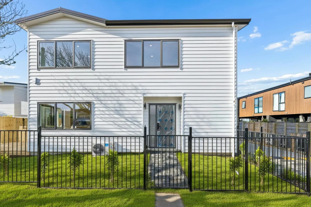 Mangere Bridge 4Kwarto Road Frontage Standalone, New & Built to Impress