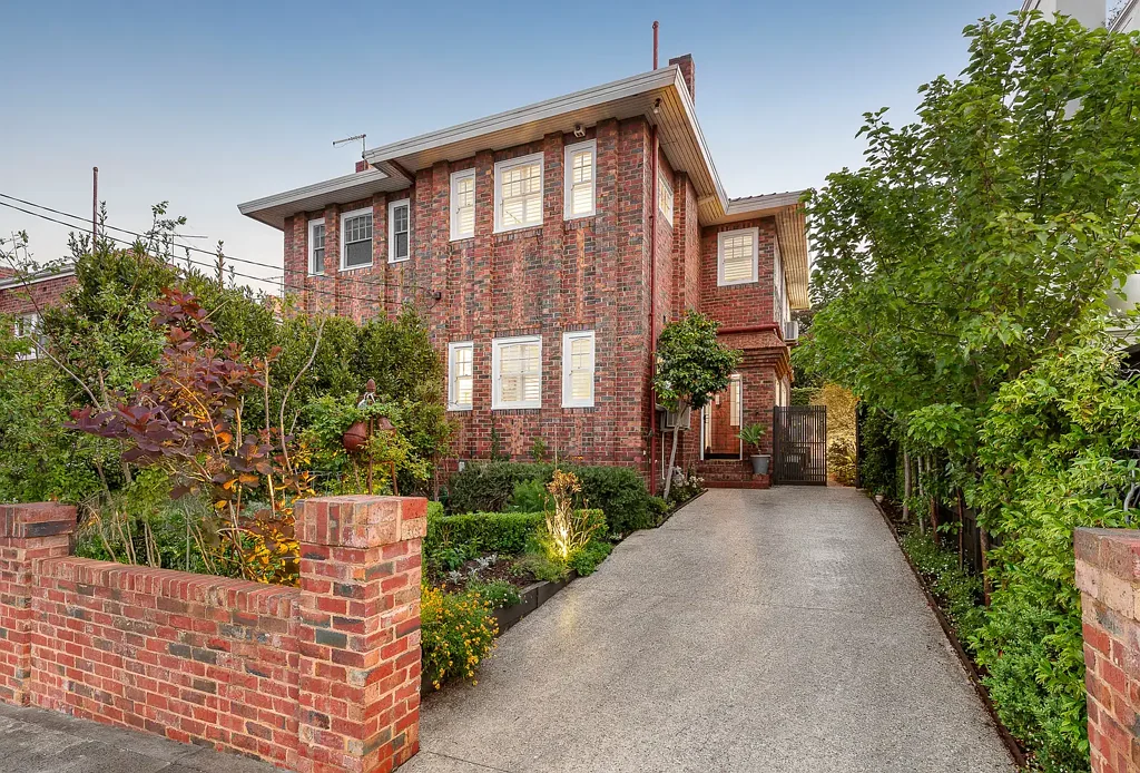 Toorak 3房 装饰艺术立面 私密宁静绿景 硬木地板正式厅 现代厨房花园 中心地段好校近 Timeless Charm Meets Elevated Lifestyle