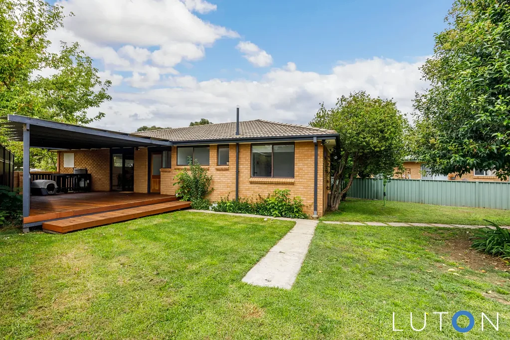 STYLISH FAMILY HOME WITH BIG BACKYARD IN CHARNWOOD