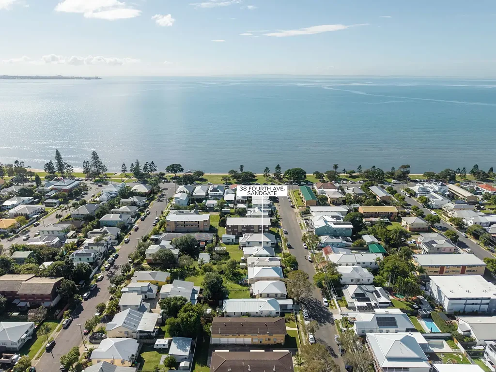 Sandgate 3બેડરૂમ 50 steps to the Esplanade. 100 years of character. Countless possibilities.