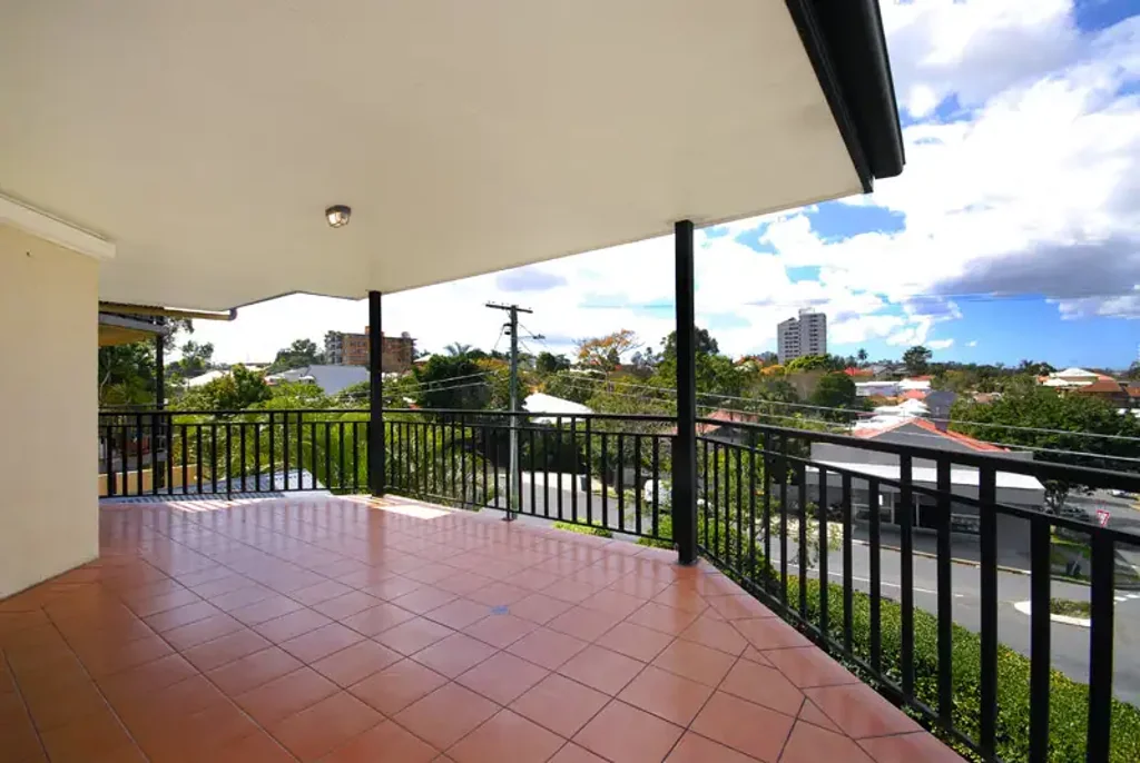 2 Bed, 2 Bath + Double Lock-Up Garage in West End