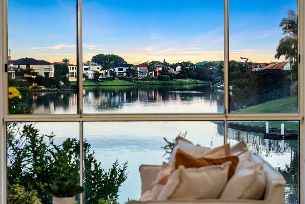 Burleigh Waters 4कमरा North Wide Waterfront Family Home