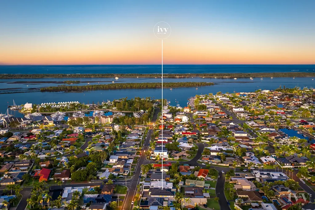 Runaway Bay 5房  Modern Family Home Moments from the Broadwater!