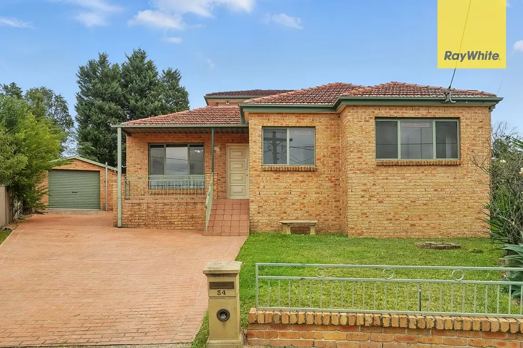 Wentworthville 5ห้องนอน ELEVATED FAMILY RETREAT WITH SWEEPING VIEWS & ULTIMATE CONVENIENCE