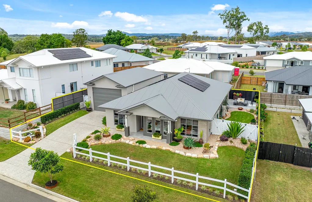 Beaudesert 4 Bedroom Call the Removalist and Start Packing - This is the one you have waited for !!!!!!!