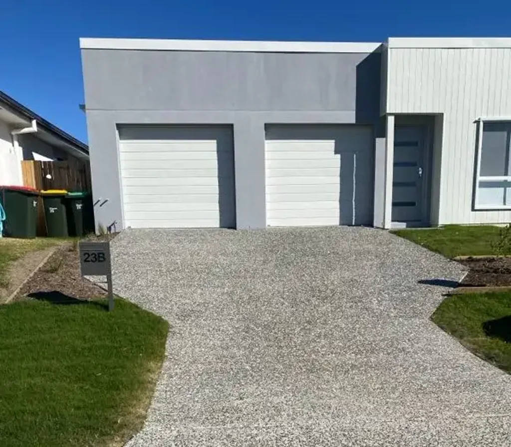 GREAT LOCATION, MINS TO SHOPS & M1, NEAR NEW COMPACT DUPLEX, 2 AIR CONDS, WALK IN ROBE, DOUBLE SHOWER,