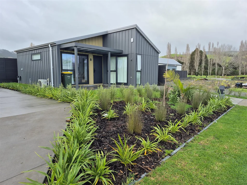 Kawakawa Bay 6chambre Home and Income Winner-COMPLETION SOON.