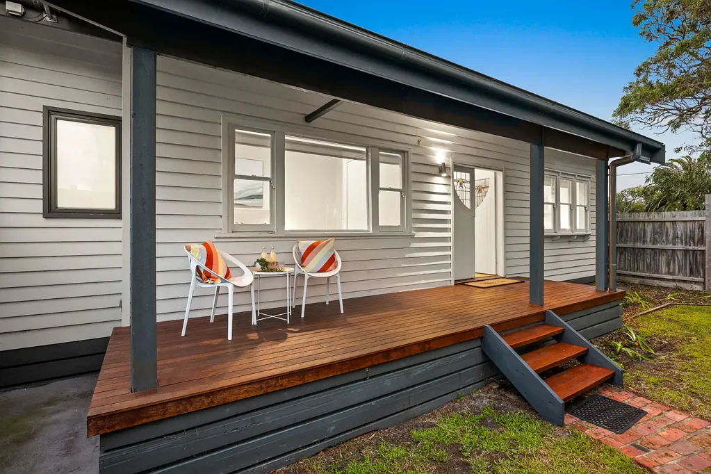 Bonbeach 3部屋 Charming Coastal Living with Timeless Character and Modern Style