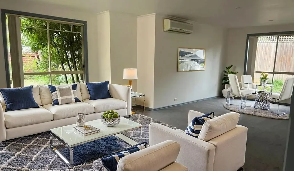 LARGE FAMILY HOME IN THE HEART OF MONT ALBERT!