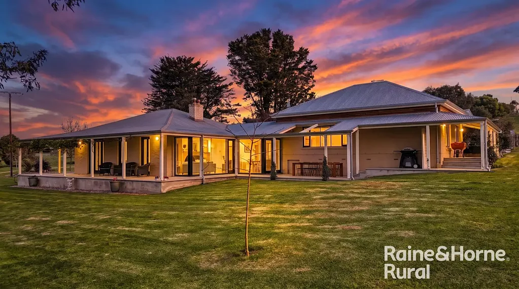 Strathalbyn 'GILES HILL' - Where Lake, Landscape and Architectural Artistry Align on 83.5 Stunning Acres.
