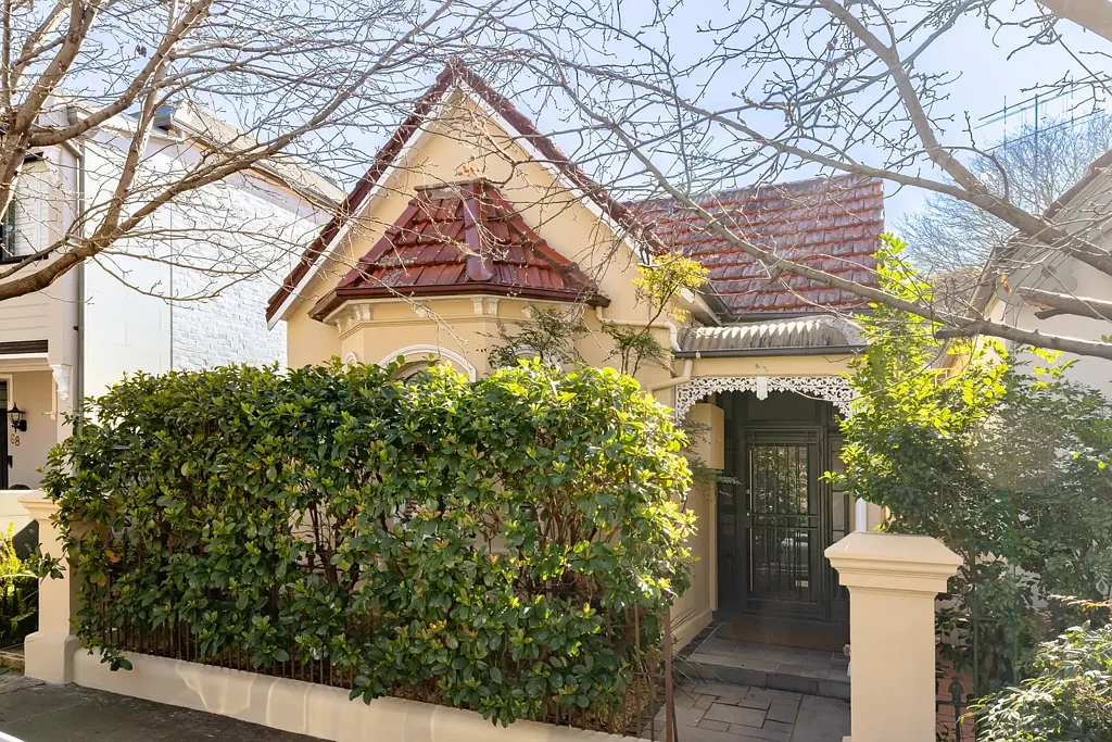 Petersham 3कमरा Freestanding north-facing village home on 244sqm