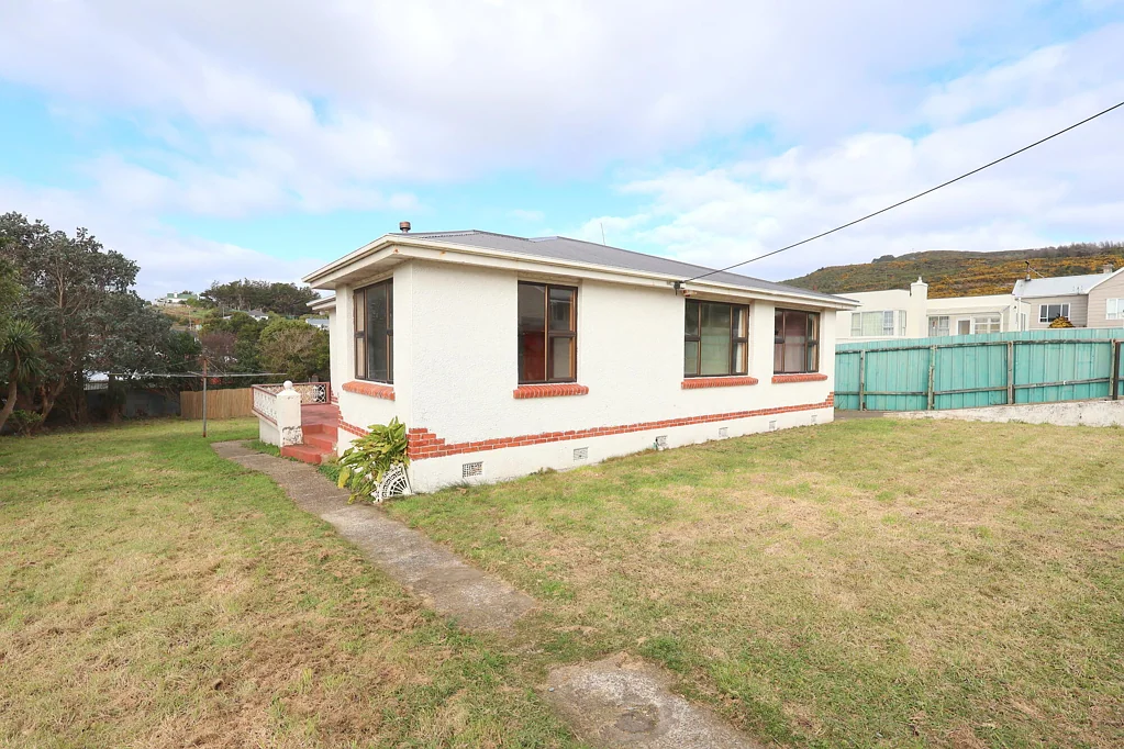 Bluff 3房  Coastal Opportunity With Space And Potential!