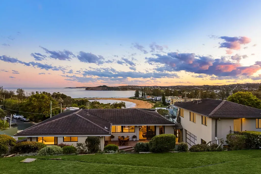 Mona Vale 5房 Mona Vale 海滨 - 宏伟气派，坐拥全景海岸风光 - 可停放4辆车 Beachside Mona Vale - Expansive Presence with Panoramic Coastal Outlook - 4 Car