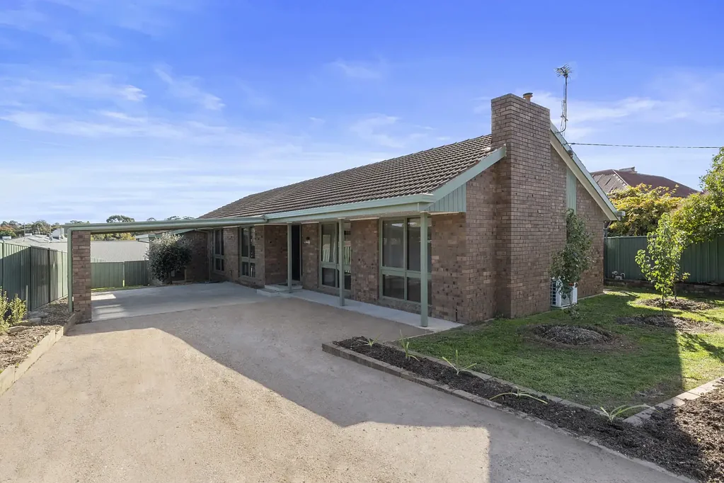LARGE 5 BEDROOM HOME FOR LEASE