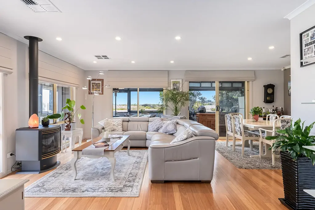 Hindmarsh Island 3 Bedroom Getaway to peace & tranquillity- claim your stylish riverside escape.