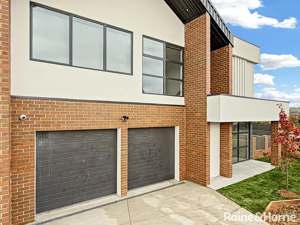 Stylish & Brand New Googong Family Home