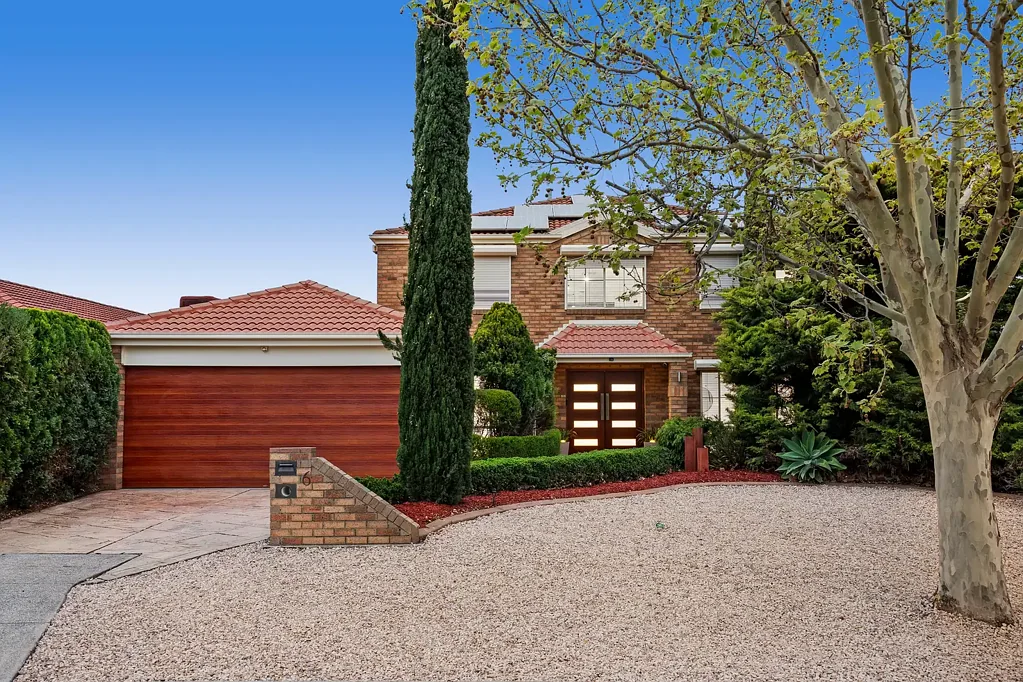 Hillside 4ਬੈੱਡਰੂਮ Family Living with Impressive Outdoor Appeal.