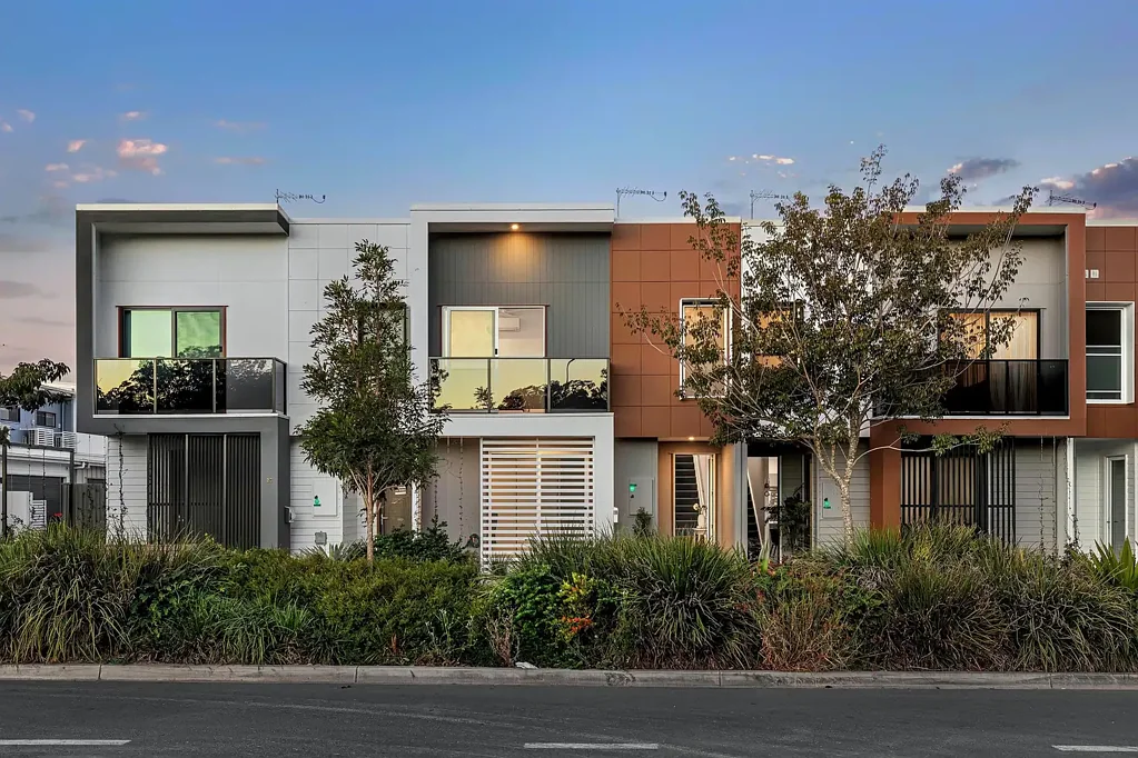 Carseldine 5 Bedroom Rare 5-Bedroom Home with No Body Corp & Business Zoning