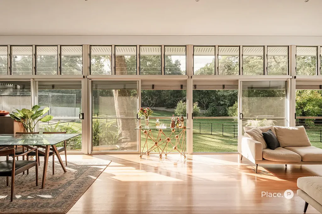 Yeronga 4房 自然环绕的建筑瑰宝 Architectural Retreat Framed by Nature
