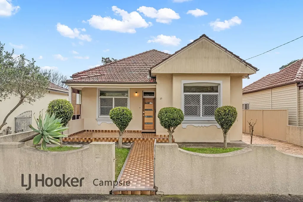 Campsie 5房 宽敞庭院 四卧木地板 现代厨卫 靠河公园 步行商圈 学区便利 Immaculate Double-Brick Home on approx. 506sqm Block in Wide Tree-Lined Street